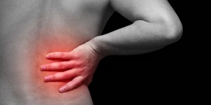 Чому болить спина в області попереку? 
