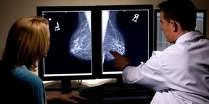 Як самостійно визначити рак грудей?