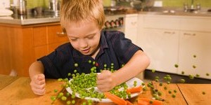 Як привчити дитину їсти корисне
