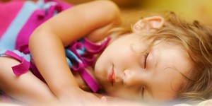 Як навчити дитину засинати самостійно?