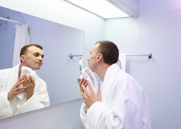 Як чоловікам прибрати подразнення після гоління